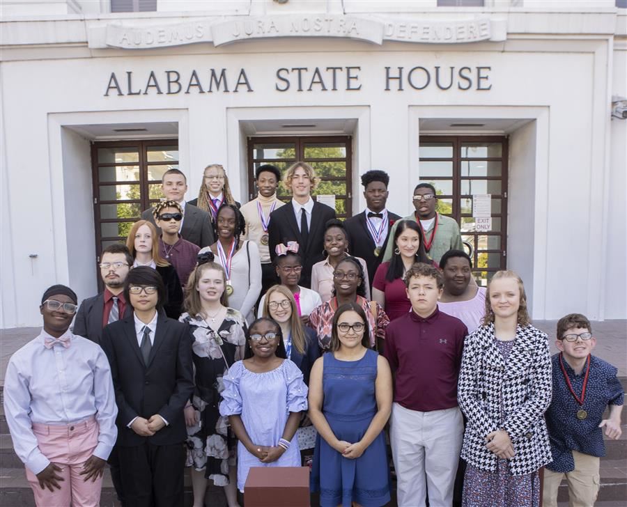  Students pose as a group in front of the Alabama State House. 